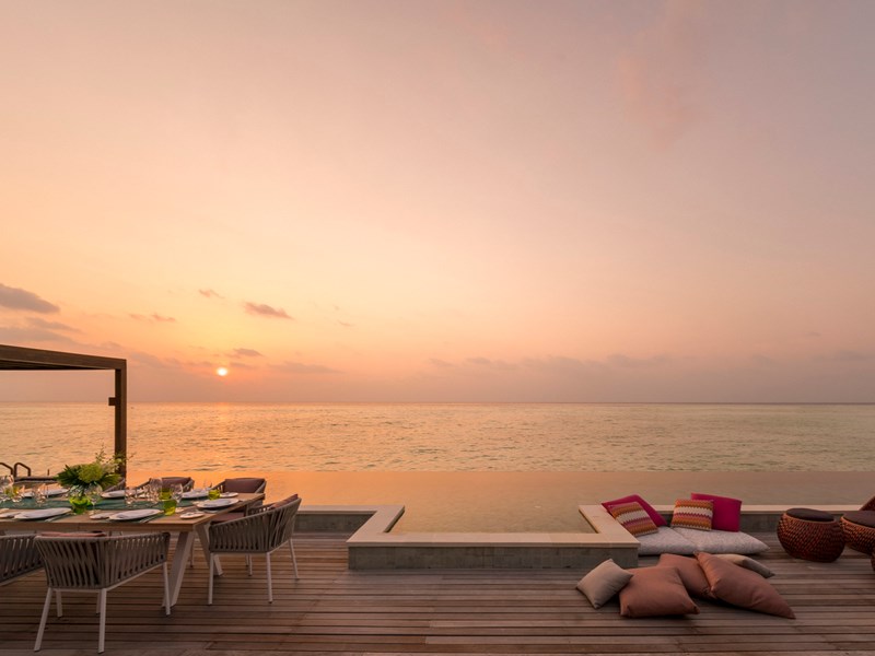 Contemplez un coucher de soleil maldivien