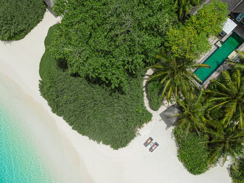 Niché au coeur d'un jardin tropical luxuriant 
