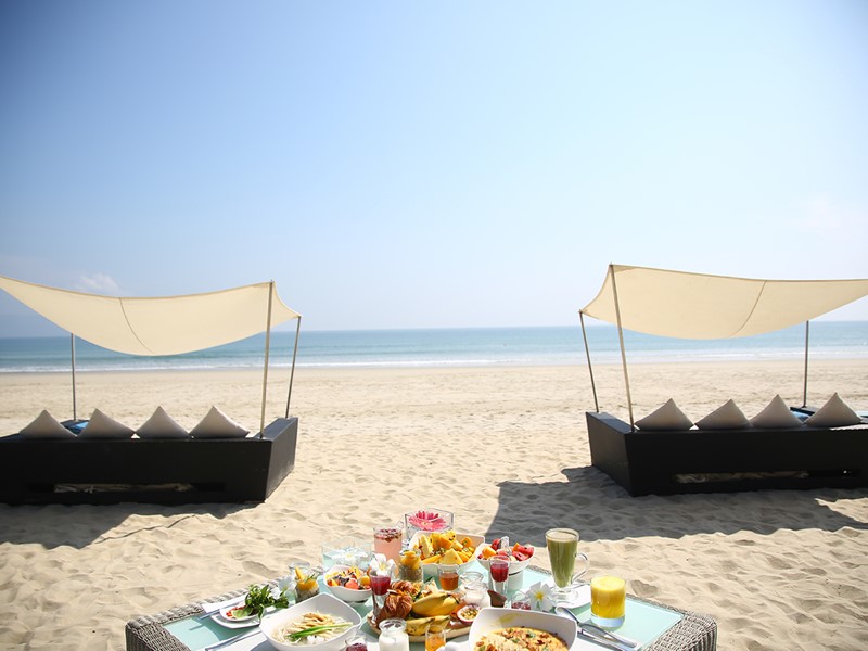 Copieux petit déjeuner sur la belle plage du Fusion
