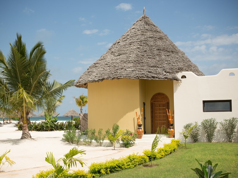 La Luxury Beach Villa,  un villa pose sur la plage