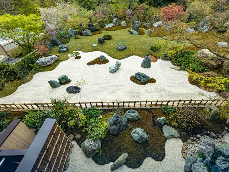 Des jardins japonais soigneusement entretenus