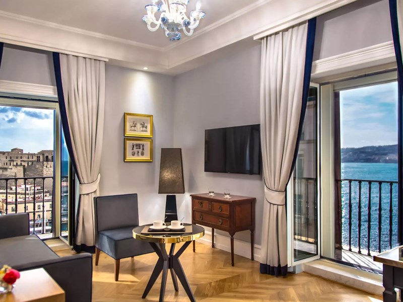 La Suite Executive Senior du Grand Hotel Santa Lucia, à Naples