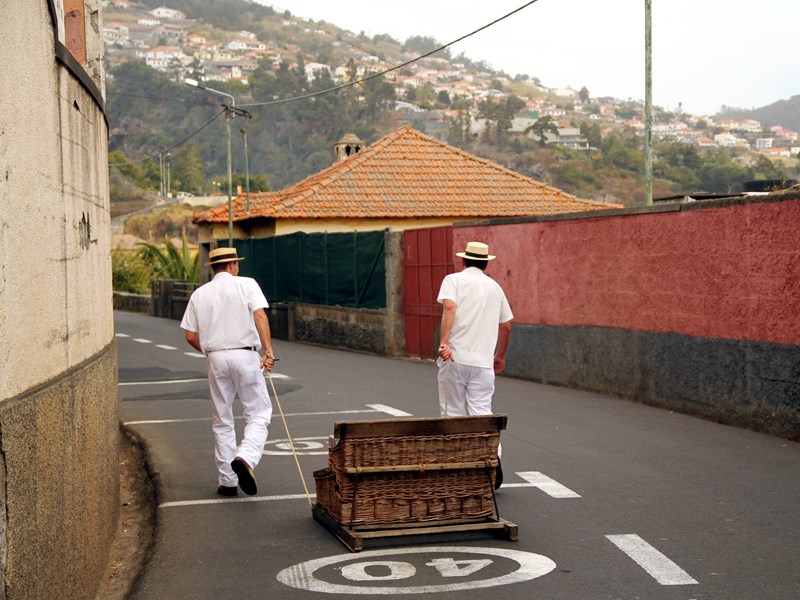 Dévalez les ruelles pentues de la ville dans un traîneau en osier, dirigé par des carreiros en habit traditionnel