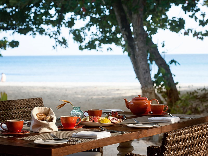Petit déjeuner face à l'océan au STORY Seychelles