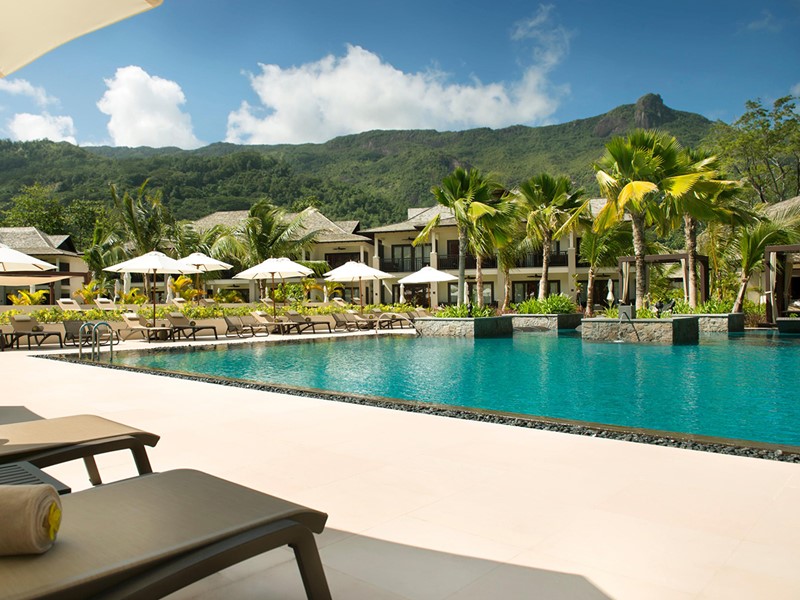 Détente au bord de la piscine de l'hôtel STORY Seychelles