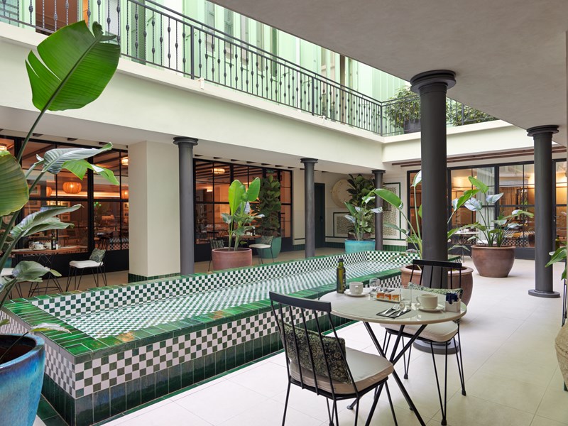 Un atrium lumineux au cœur de l’hôtel