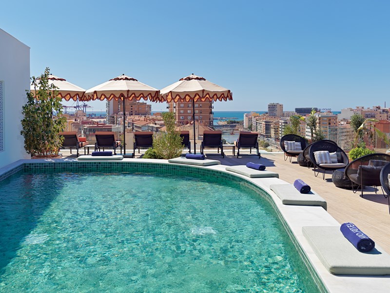 La piscine offrant une vue panoramique sur Málaga