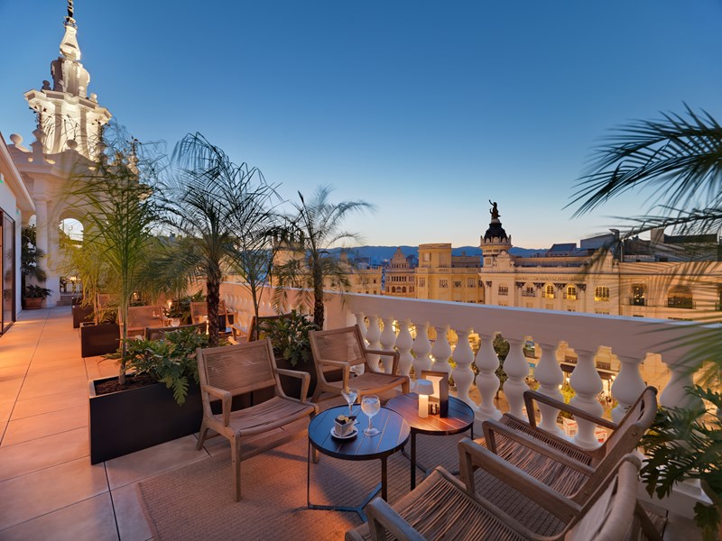 Terrasse élégante face à la Plaza