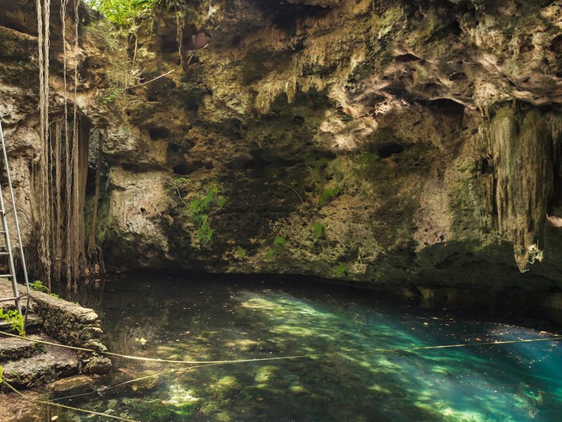 Nager dans les eaux d'un bleu profond du spa de l'Hacienda Temozon