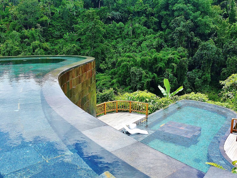 Sublime piscine à deux niveaux