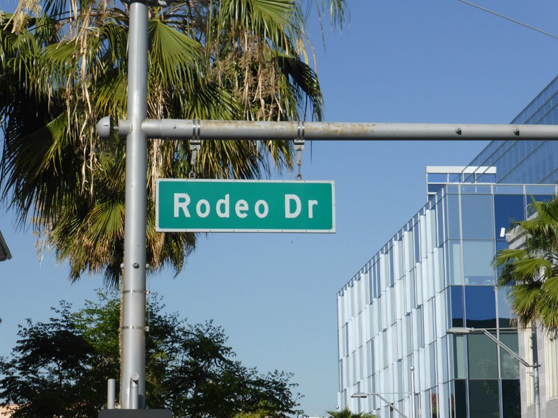 Roulez sur la célèbre Rodeo Drive à Los Angeles.