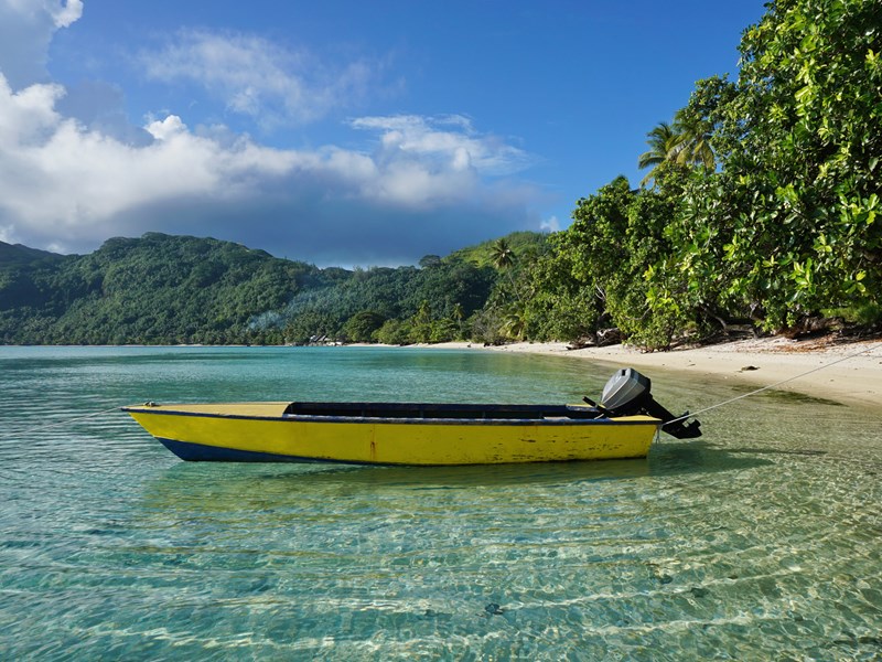 Admirez Huahine depuis le lagon