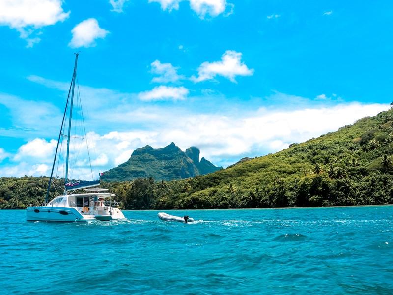 En catamaran, profitez de Bora bora et ses magnifiques paysages