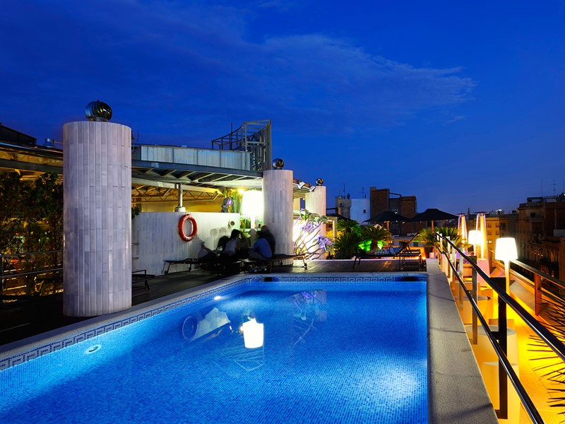 Autre vue de la piscine de l'hôtel Claris en Espagne