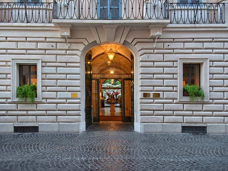 La façade de l'Hôtel de Russie situé à Rome