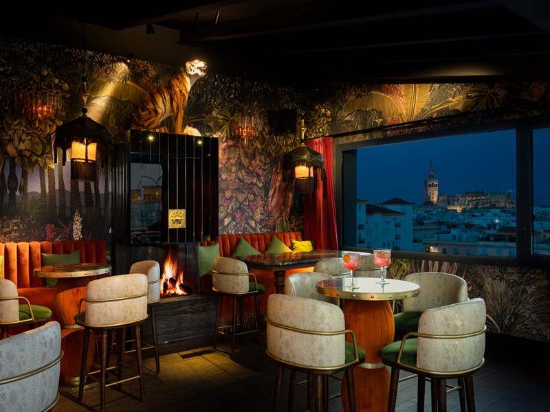 Le bar intérieur sur le toit, avec vue