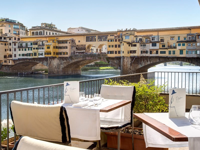 Dégustez un repas face à la rivière Arno