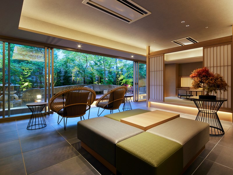 Un espace lounge baigné de lumière