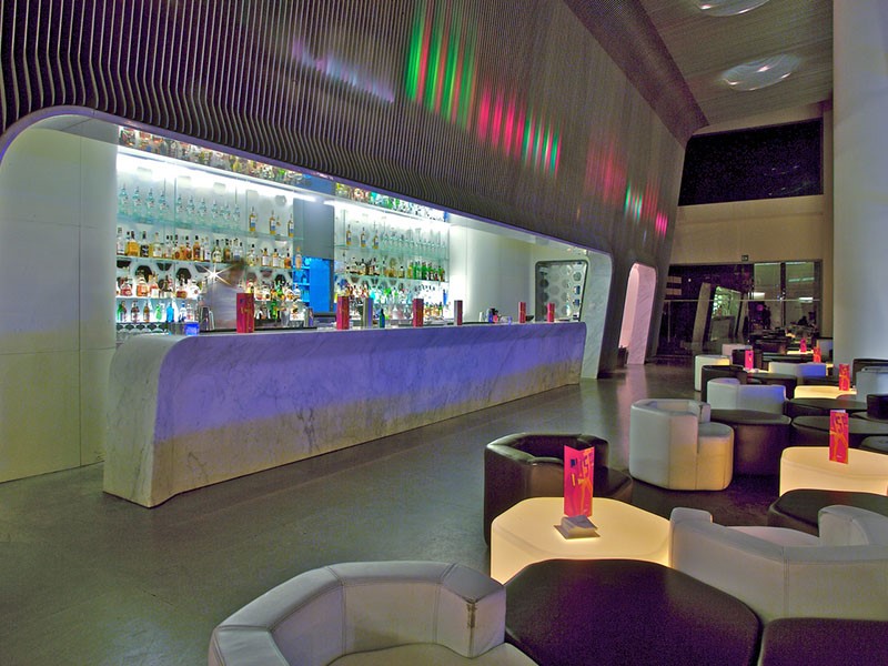 Le bar de l'hôtel 5 étoiles Silken Puerta de América en Espagne