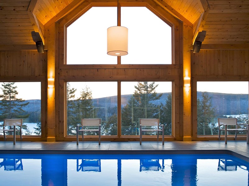 La superbe piscine intérieure de l'hôtel Sacacomie 