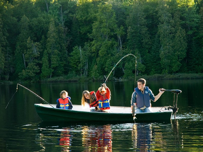 Pêche en famille à l'hôtel Sacacomie au Canada