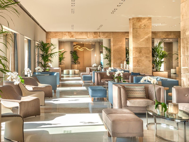 Le lobby de l'hôtel Ikos Olivia situé à Halkidiki