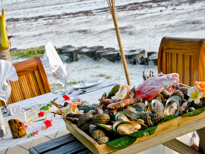 Délicieux fruits de mer sur la plage de l'Indian Ocean Lodge