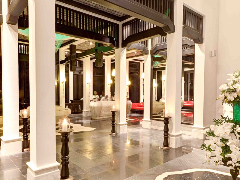 Le lobby de l'hôtel Intercontinental Da Nang Sun Peninsula Resort au Vietnam