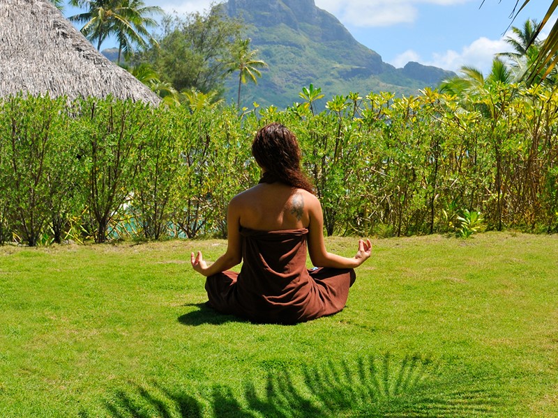 Yoga dans le jardin tropical de l'InterContinental Resort