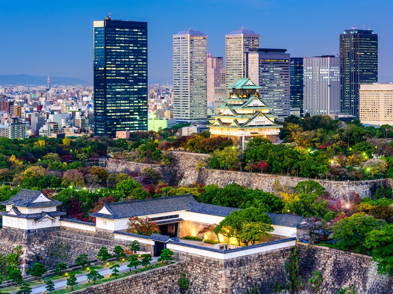 Entre gratte-ciels et lumières scintillantes, Osaka s’illumine