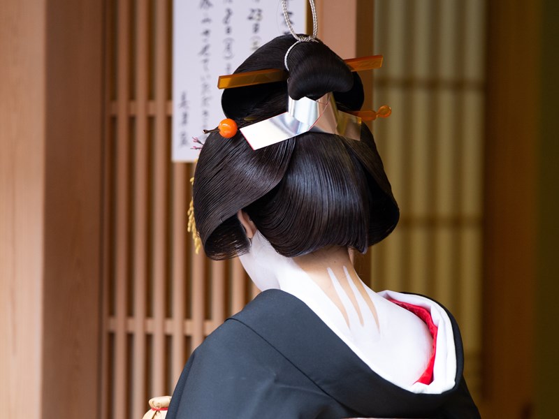 L’élégance intemporelle d’une geisha dans le quartier de Gion
