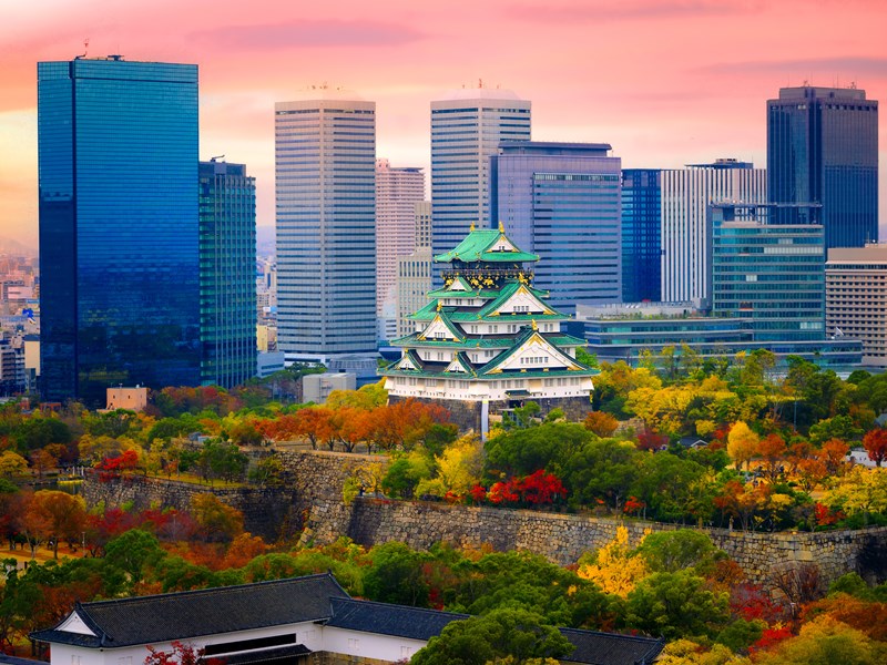 Château d’Osaka au lever du soleil, entre tradition et modernité