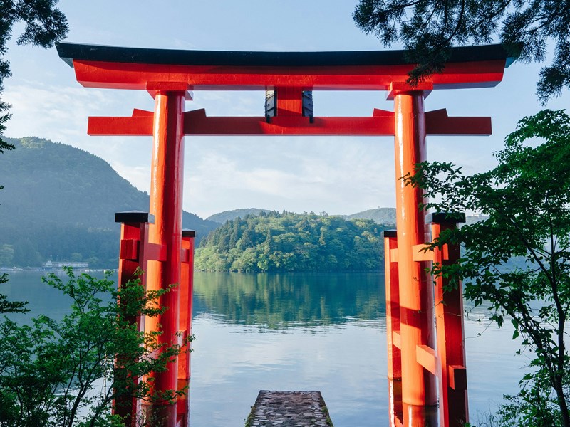 Le torii rouge au lac de Hakone