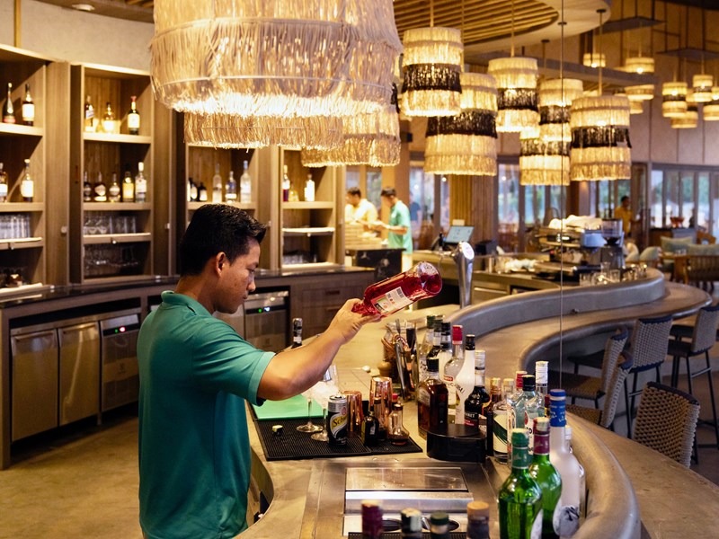 Sirotez un cocktail au bar