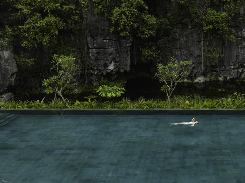 La longue piscine chauffée