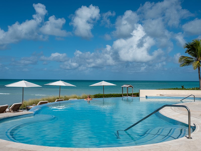 La superbe piscine de l'hôtel Jumby Bay à Antigua