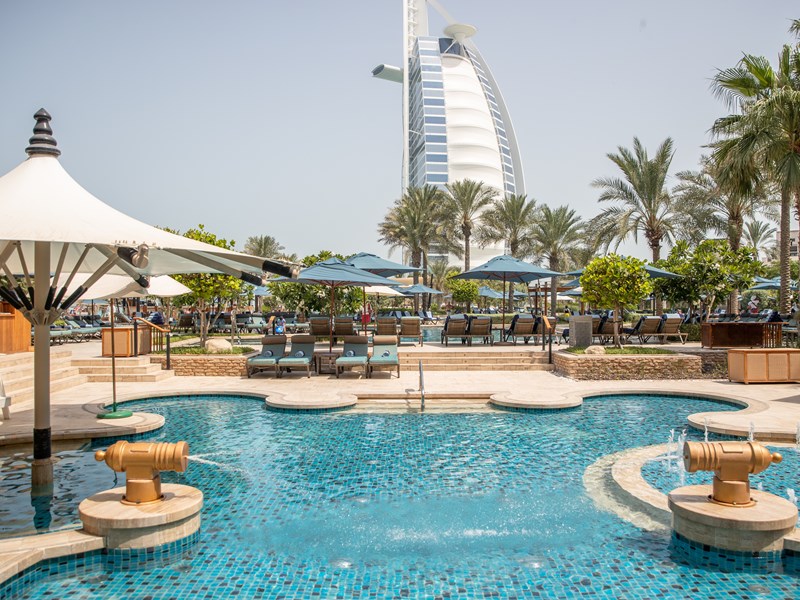 Rafraichissez vous au bord de la piscine du Jumeirah Al Naseem