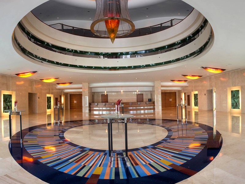 Le lobby de l'hôtel Jumeirah Beach à Dubaï