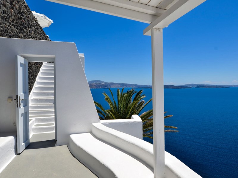 Splendide vue sur la mer Egée depuis l'hôtel Katikies