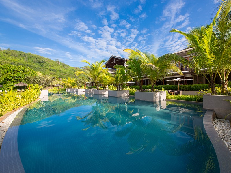 La superbe piscine du Kempinski aux Seychelles