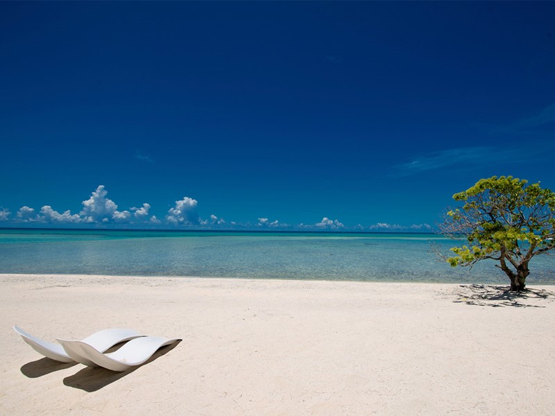 La plage de l'hôtel Kia Ora, situé en Polynésie