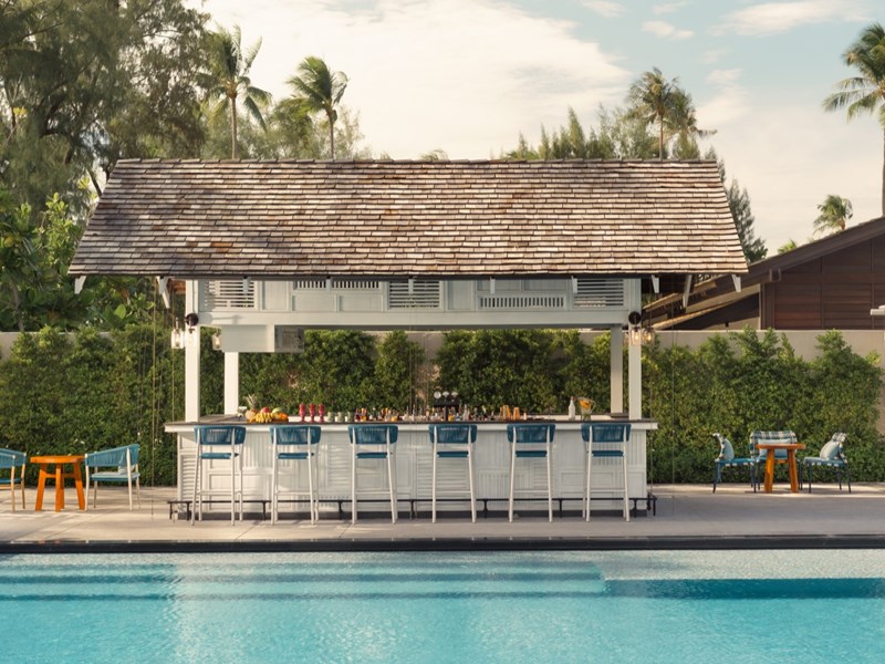 Rafraîchissez vous au Shades au bord de la piscine