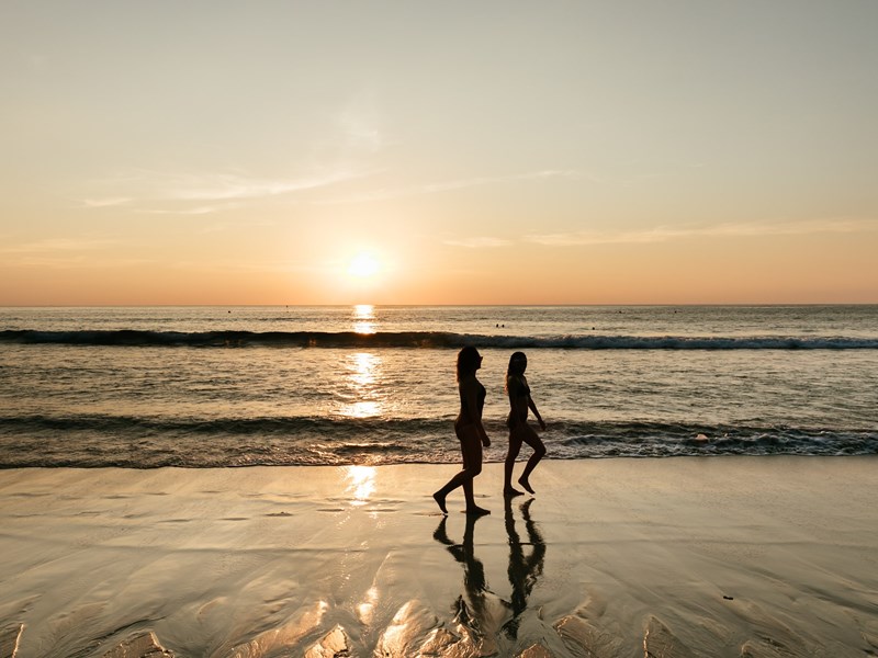 Balade sur la plage au coucher du soleil à Phuket