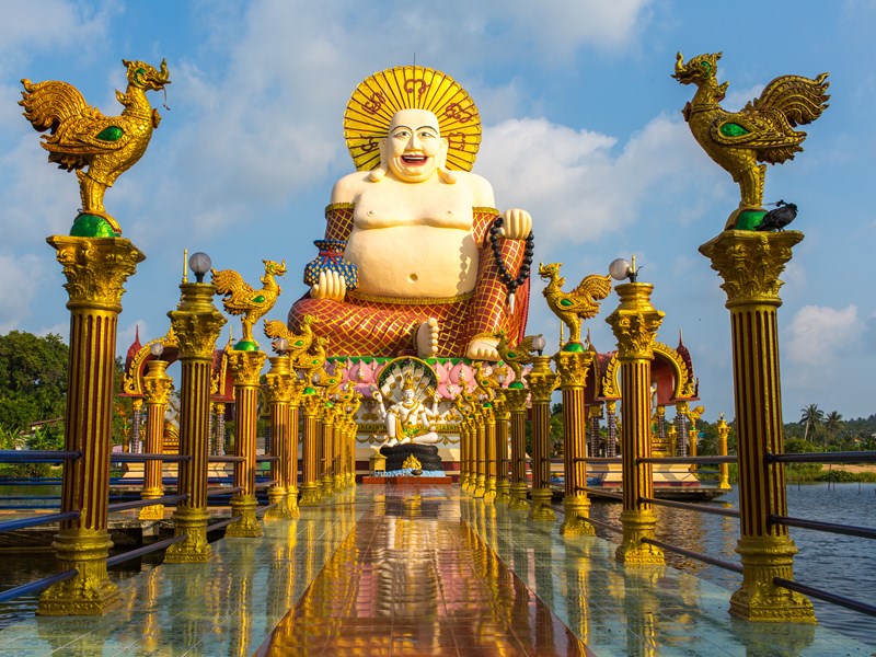Grande statue de Bouddha du temple Wat Plai Laem