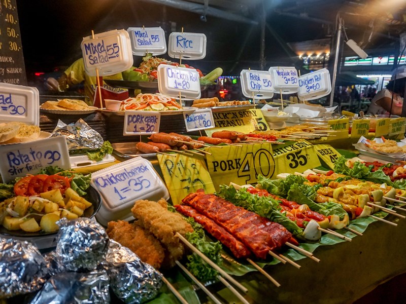 Explorez les marchés locaux riches en saveurs