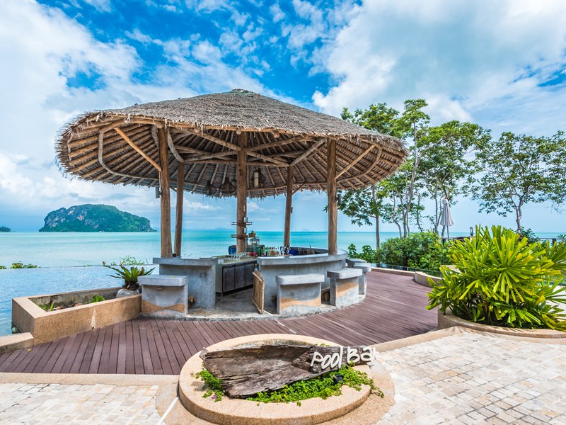 Profitez d'un cocktail au bord de la piscine