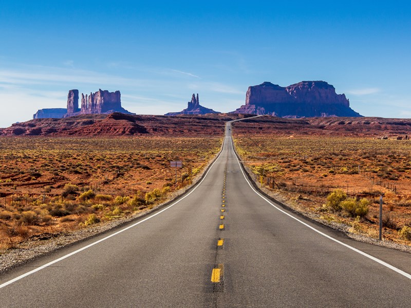 Poursuivez votre route et découvrez Monument Valley au loin