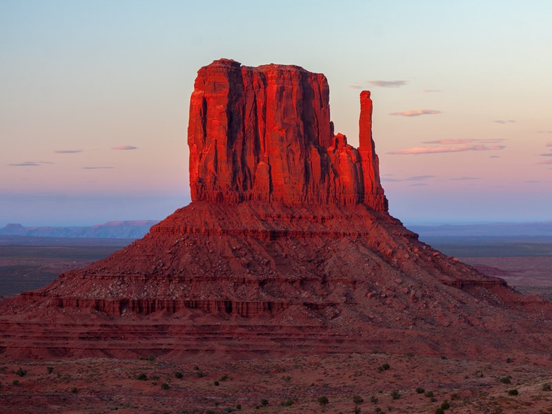 Admirez les paysages spectaculaires de buttes rouges