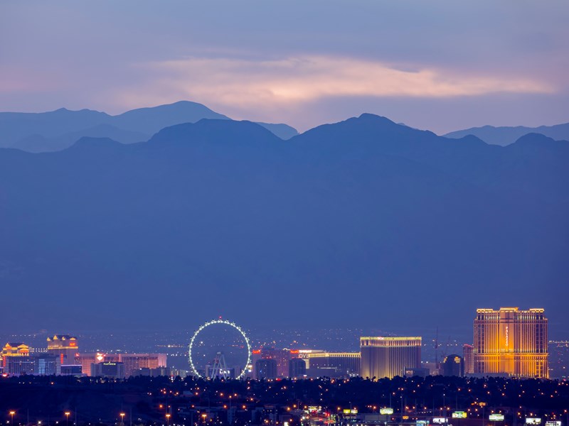 Sur la route, vous apercevrez au loin se dresser des buildings géants : Las Vegas