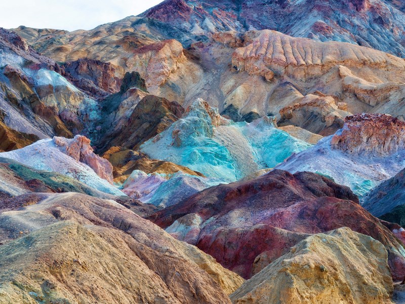 Admirez des falaises colorées teintées de pourpre, turquoise...